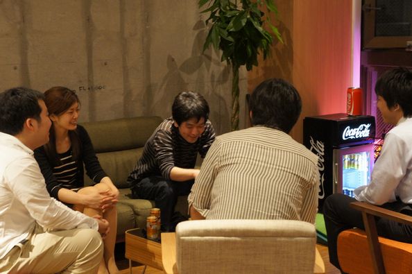 事務所で報告会、のひとコマ