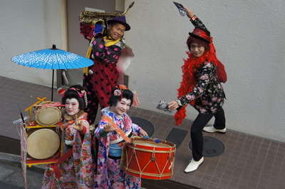 今は珍し賑やかし。